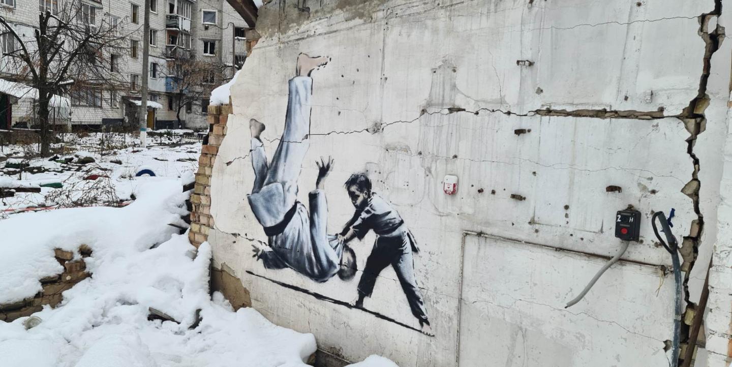Mural of a young Ukrainian child wrestling Putin