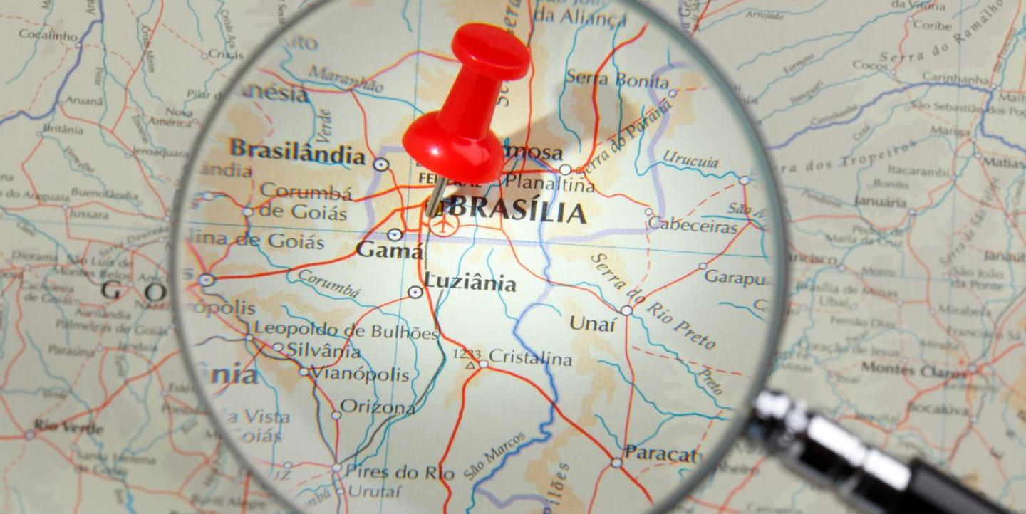 Mapa com lupa