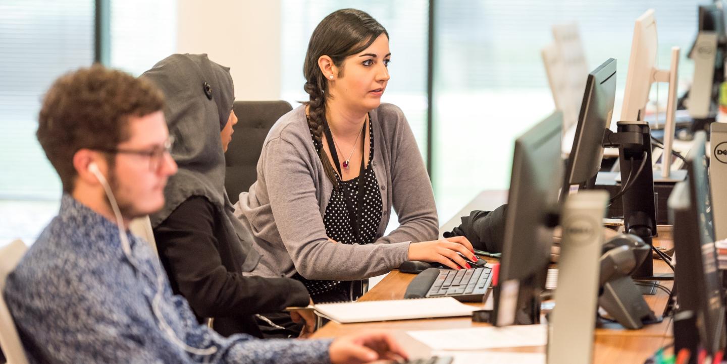 Une rédaction en plein travail, sur des ordinateurs 