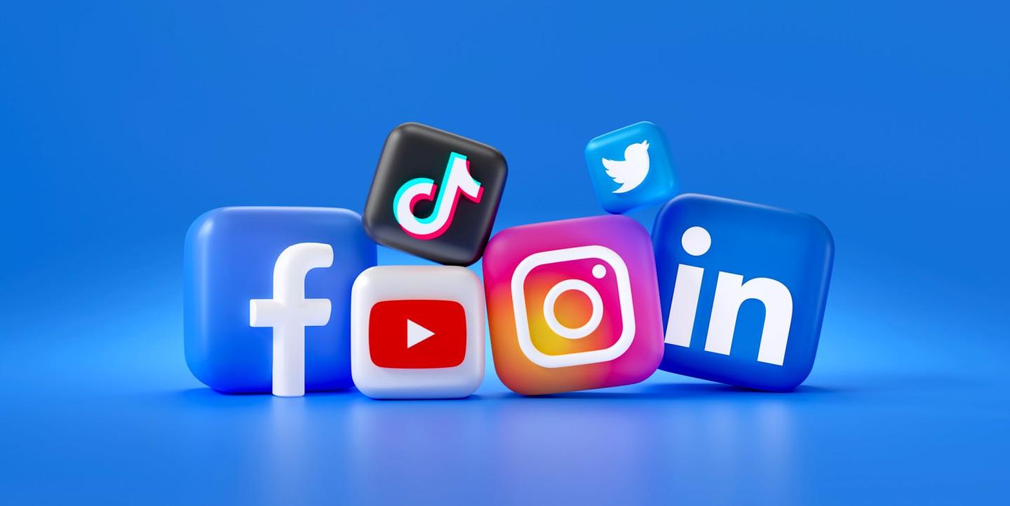 شعارات شبكات التواصل الاجتماعي