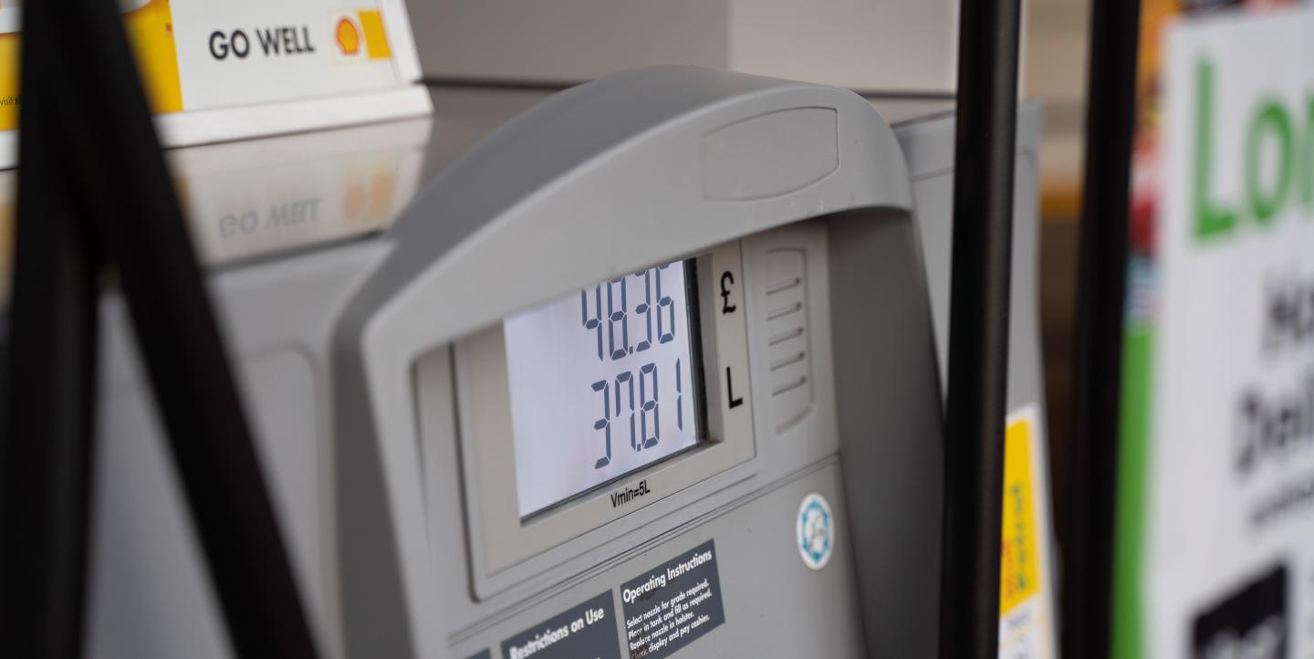 Une station essence et son prix élevé