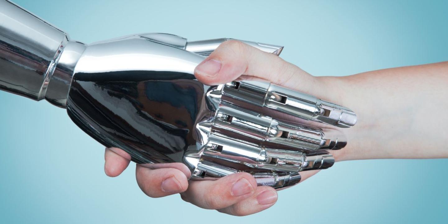 Mão de robô e humano