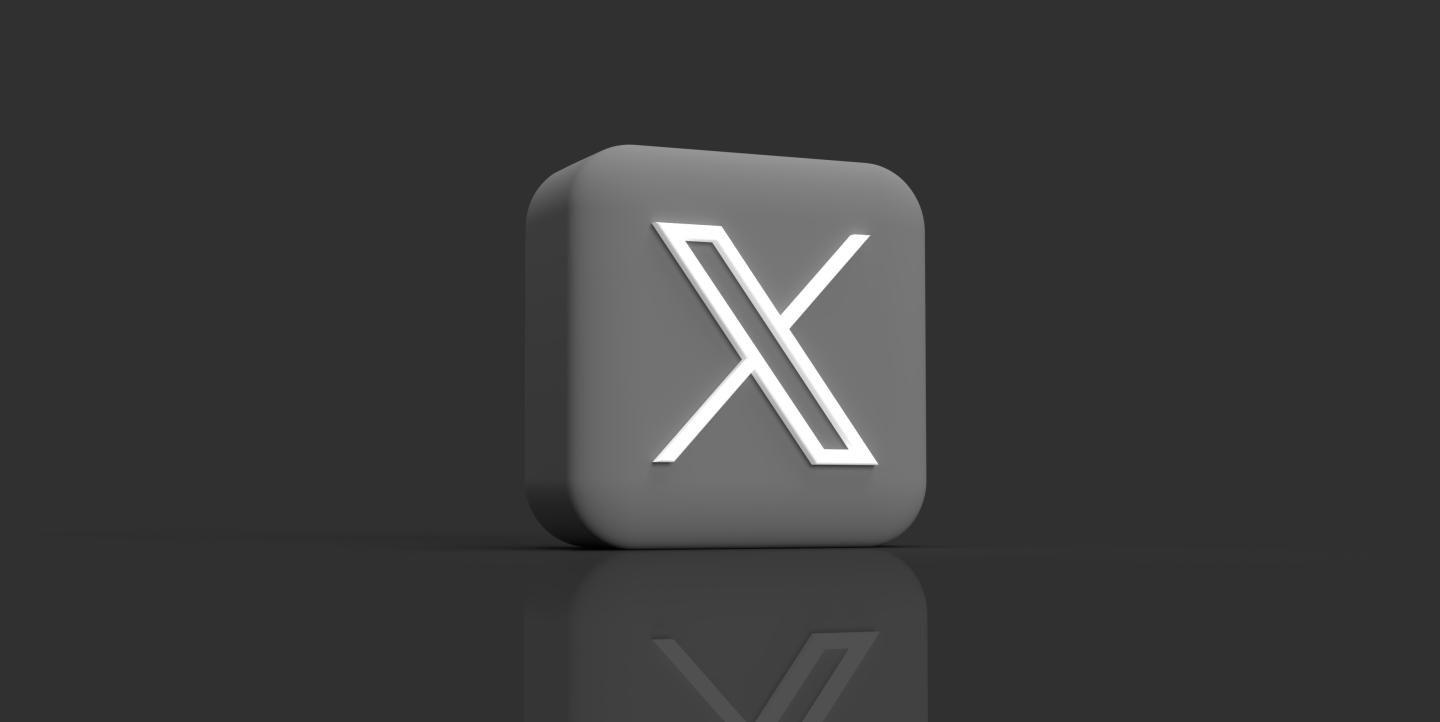 Le logo X en gris, sur fond gris foncé