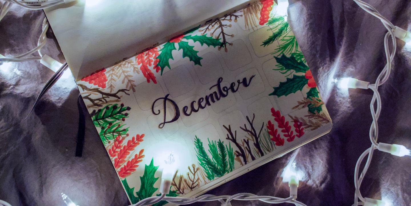 Un calendrier au mois de décembre avec une guirlande lumineuse