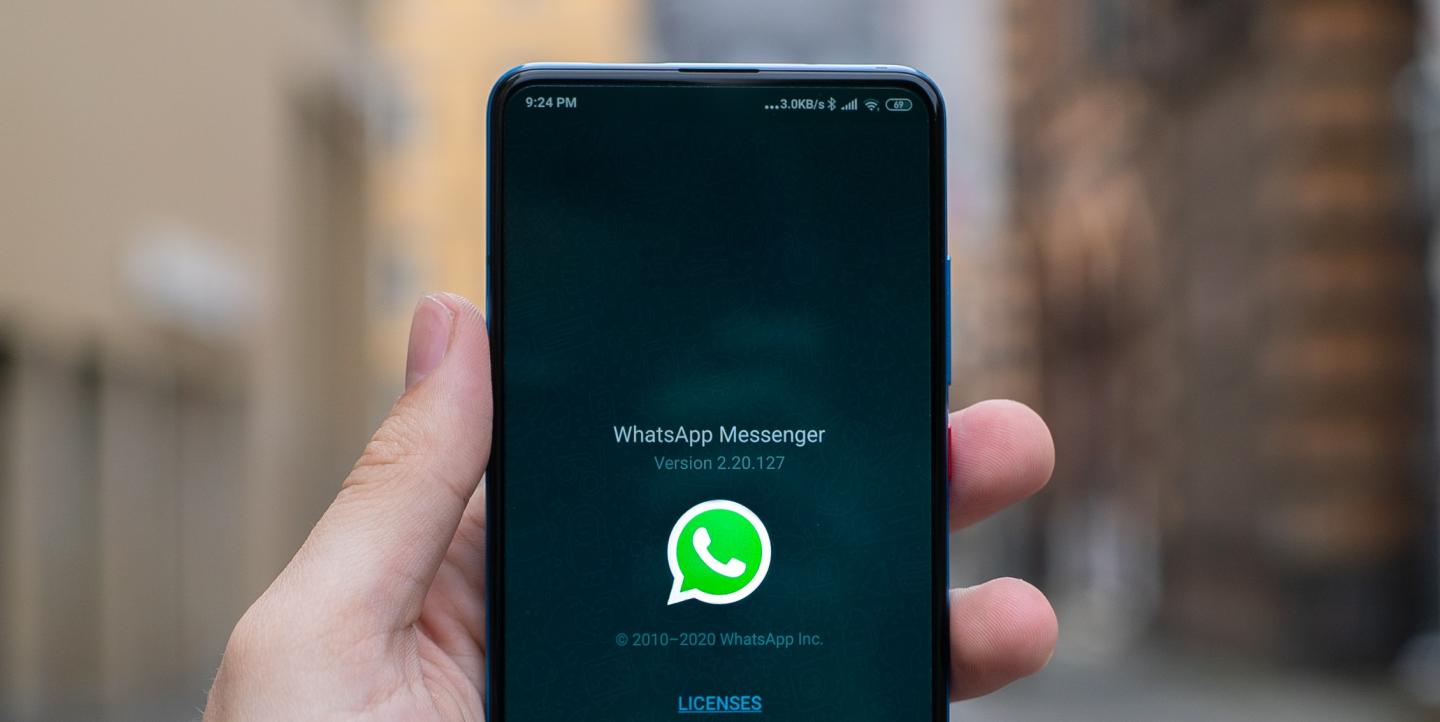 Teléfono con el logo de WhatsApp en su pantalla
