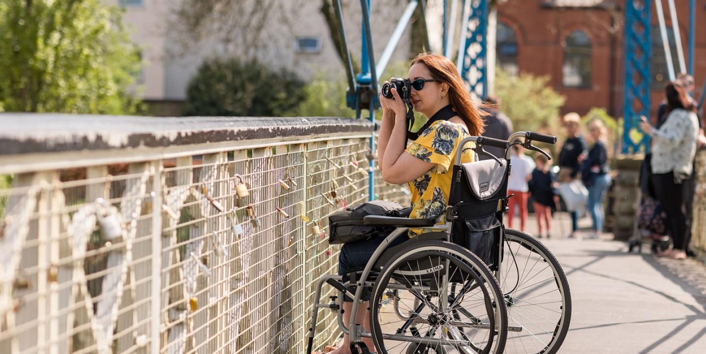 Femme en fauteuil roulant avec un appareil roulant