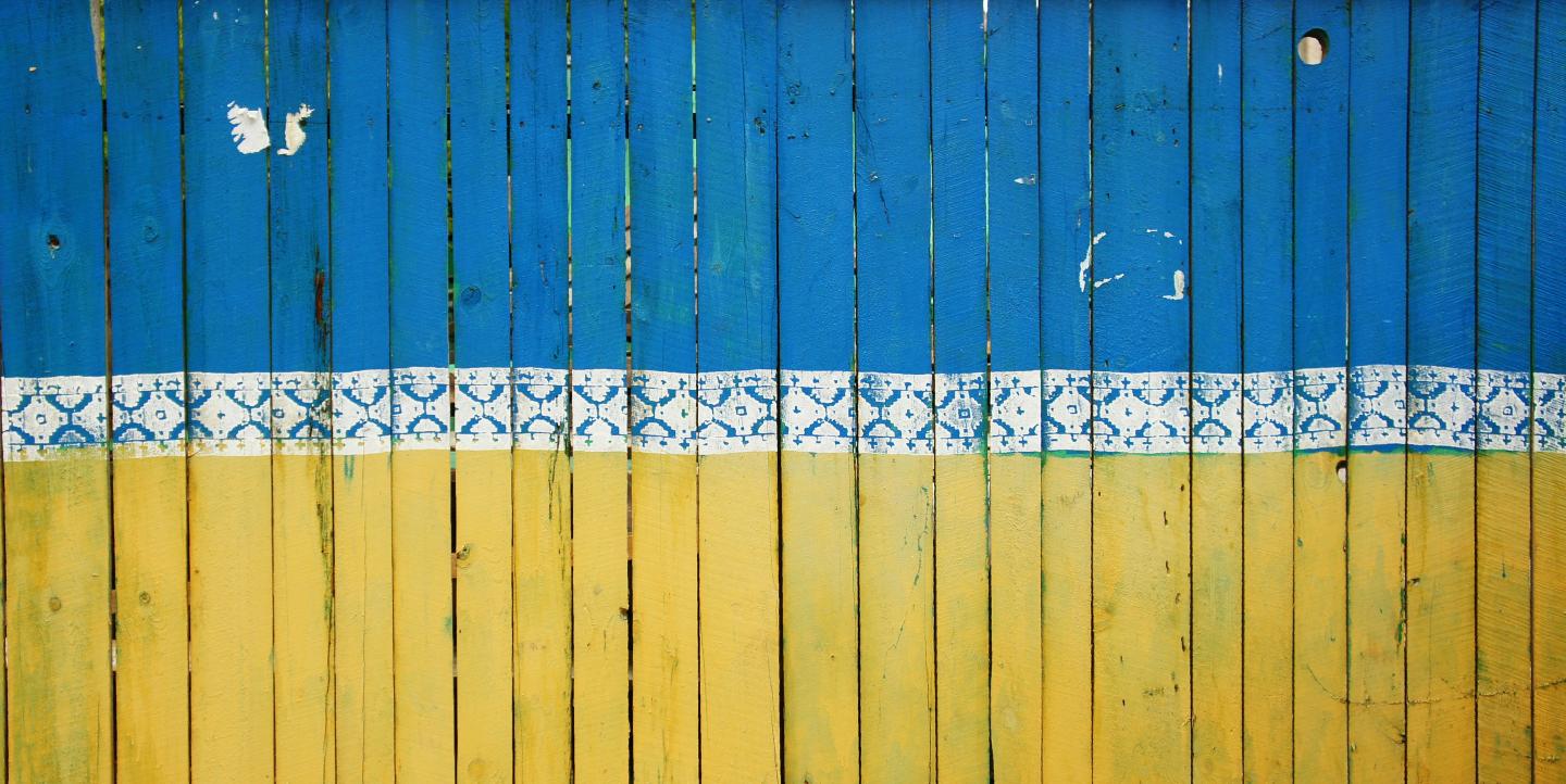 Mur en bois aux couleurs de l'Ukraine