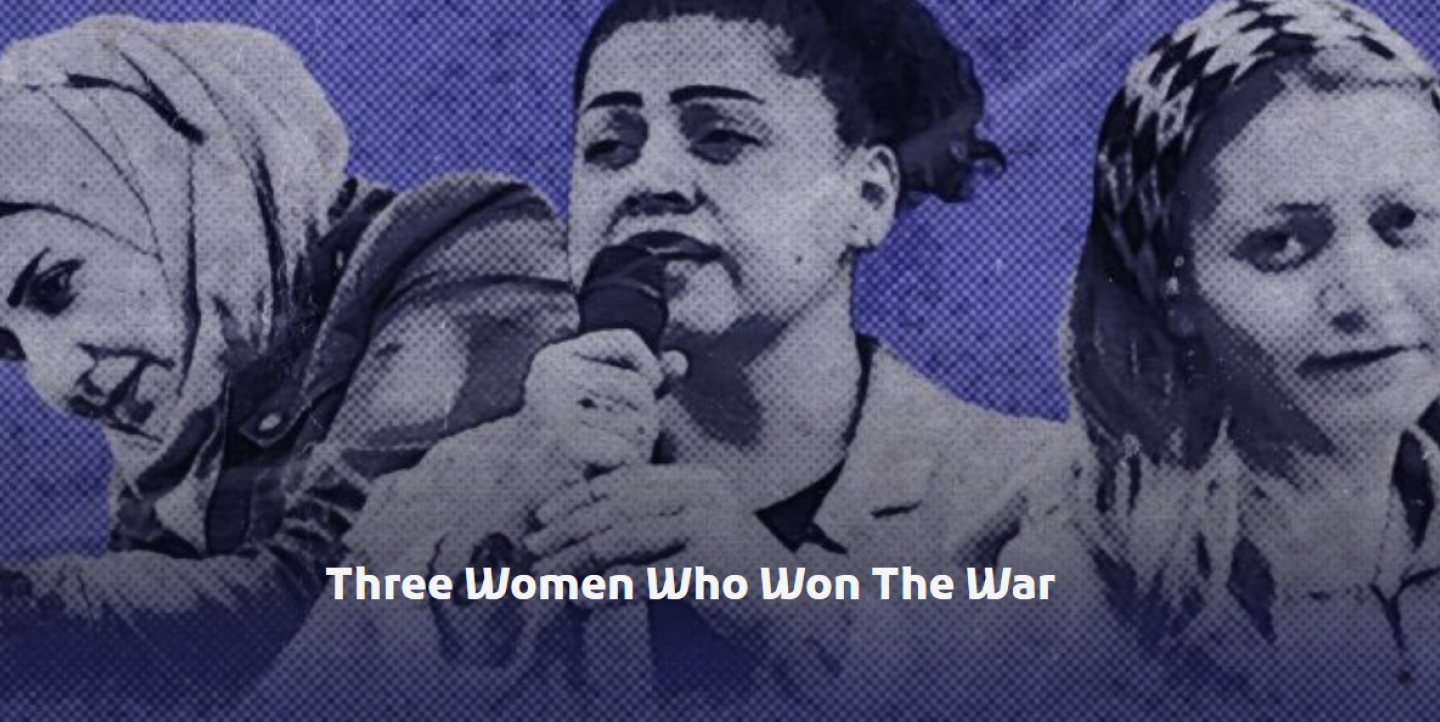 لافتة نساء ربحن الحرب