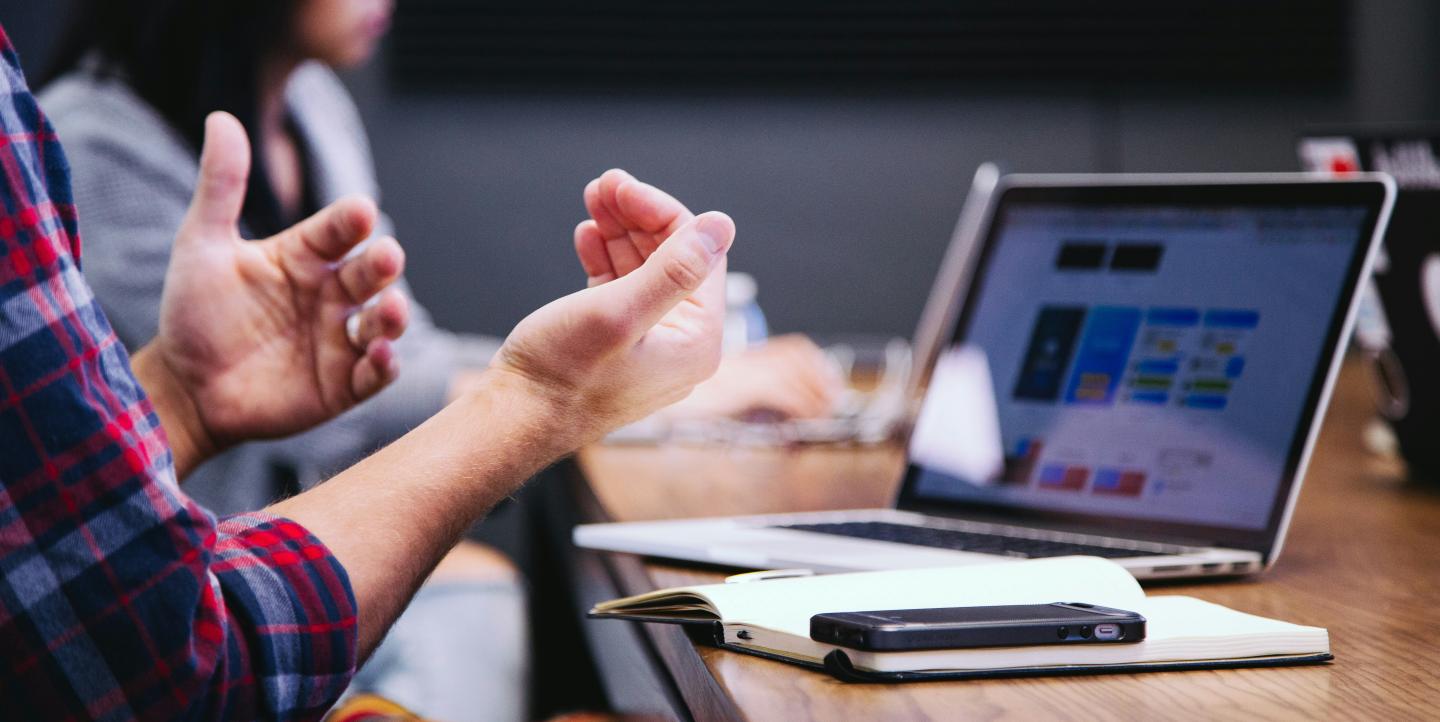 Personne en session de travail face à son ordinateur