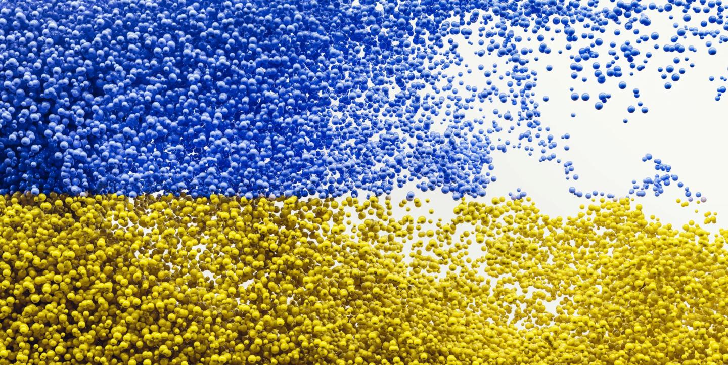 Bandera ucraniana hecha de burbujas azules y amarillas