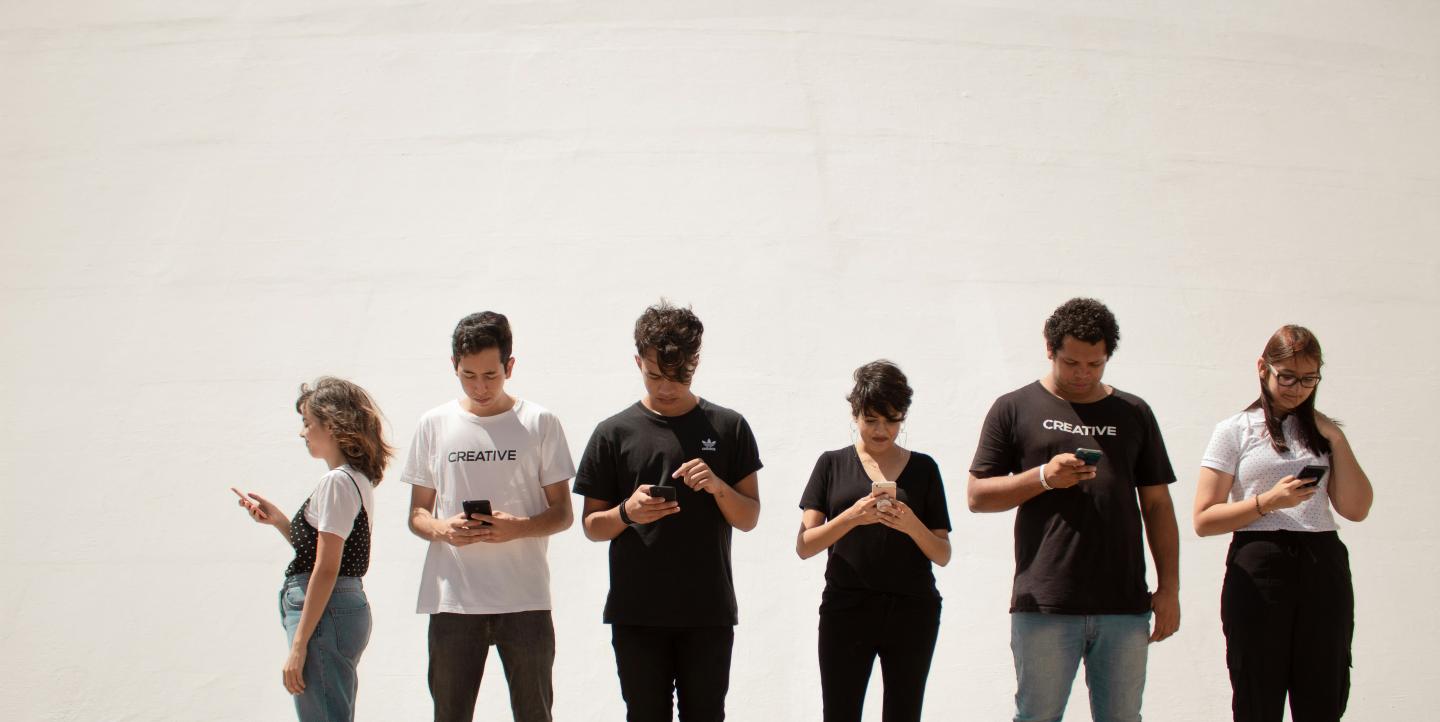 Des jeunes sur leur téléphone
