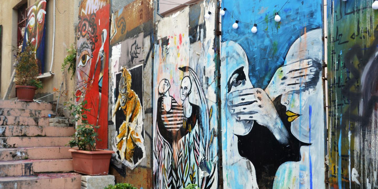 Graffiti de femmes bâillonnées ou aveuglées à Beyrouth