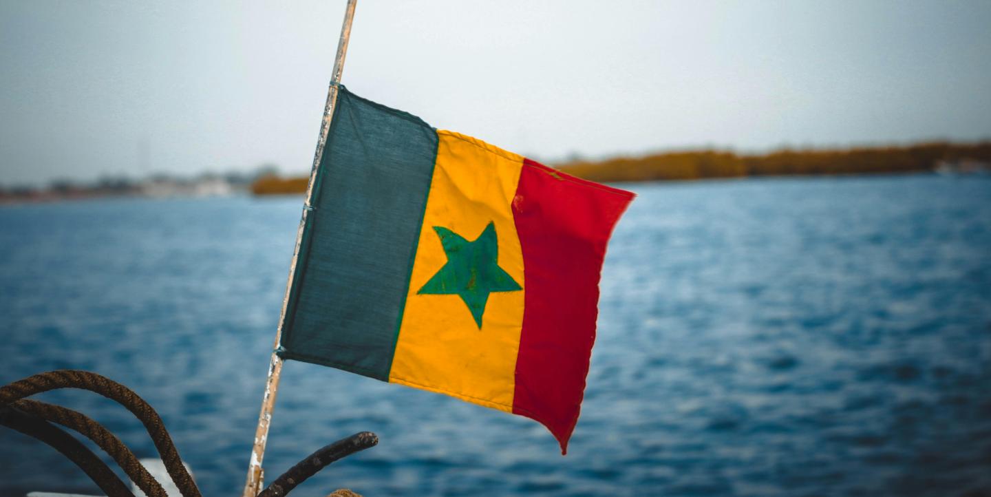 Bandera de Senegal a media asta