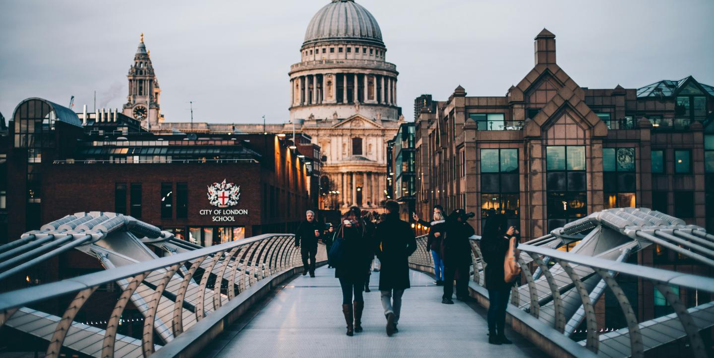 Gente caminando por el London Bridge