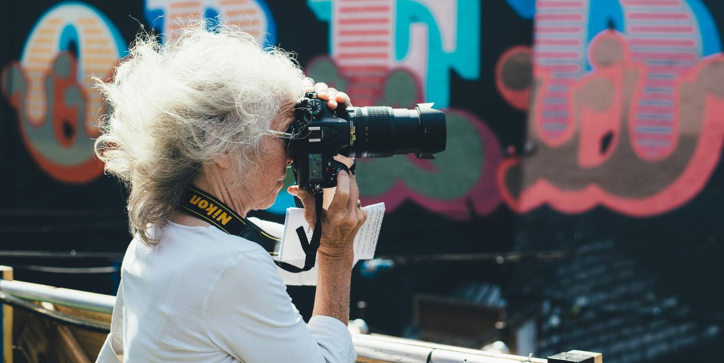 Mujer tomando una fotografía