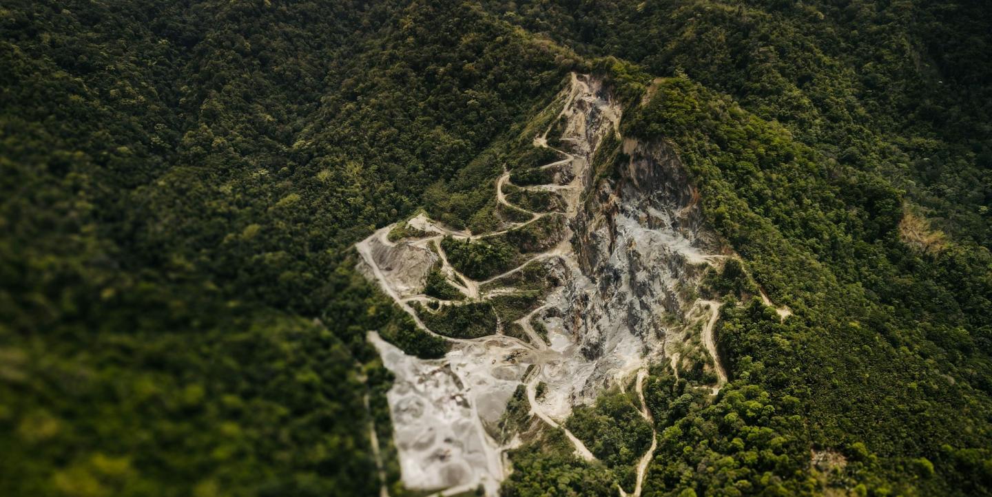 Vista aérea de una cantera de piedra caliza en medio de un frondoso bosque