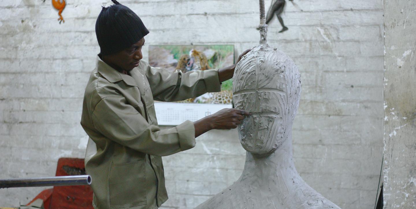 Artiste sculpteur dans son atelier