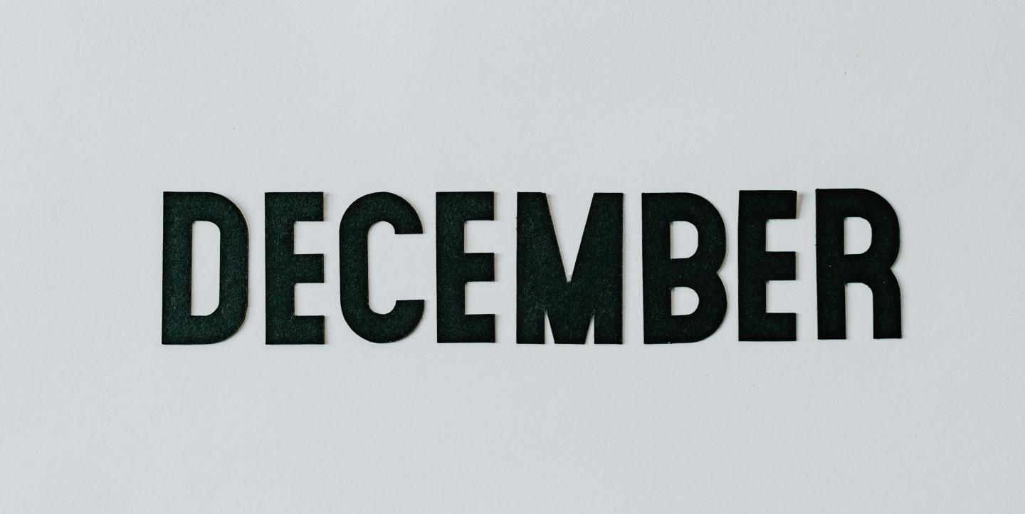 Palabra "December" escrita en letras negras sobre fondo blanco