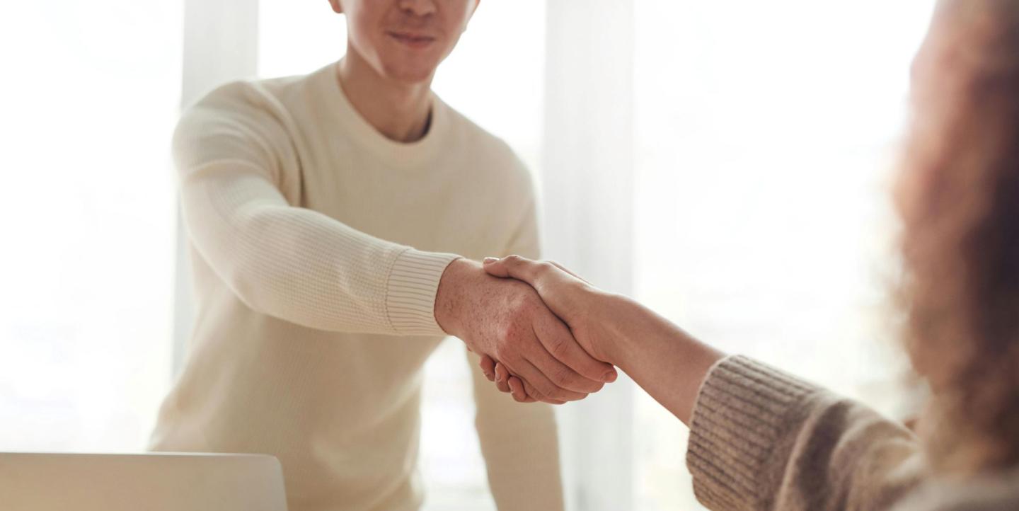 Dos personas estrecándose las manos