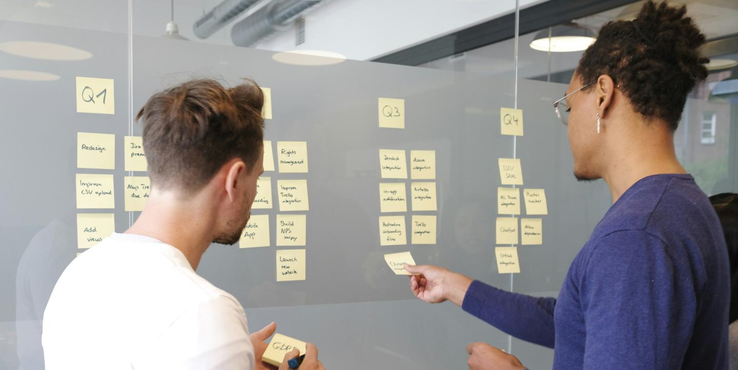Personnes planifiant leur travail avec des post-its