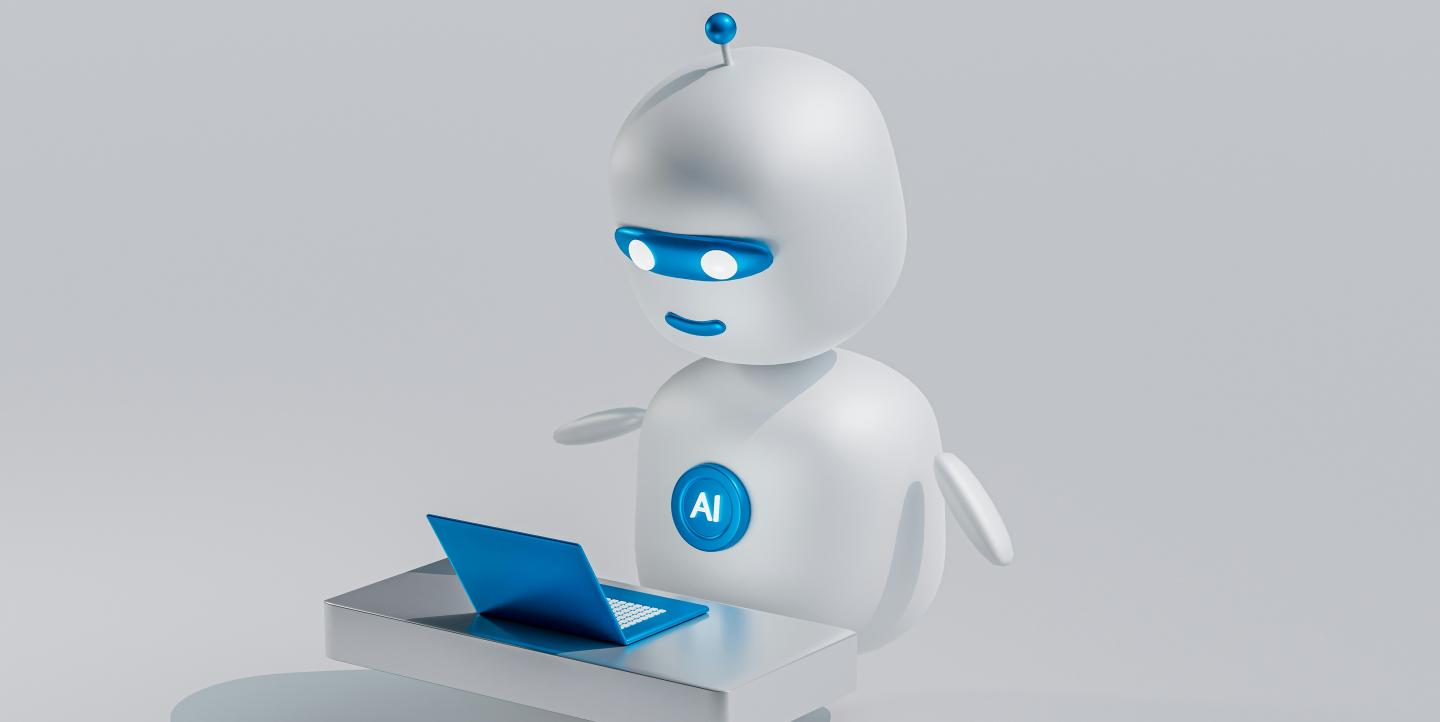 Un pequeño robot de inteligencia artificial frente a una computadora