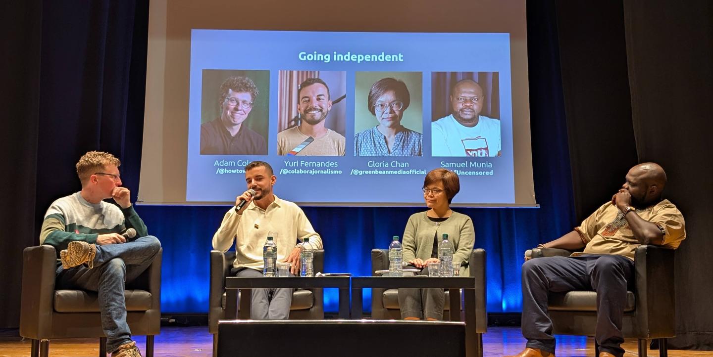 Adam Cole, Yuri Fernandes, Gloria Chan y Samuel Munia sentados frente a una pantalla con sus nombres.