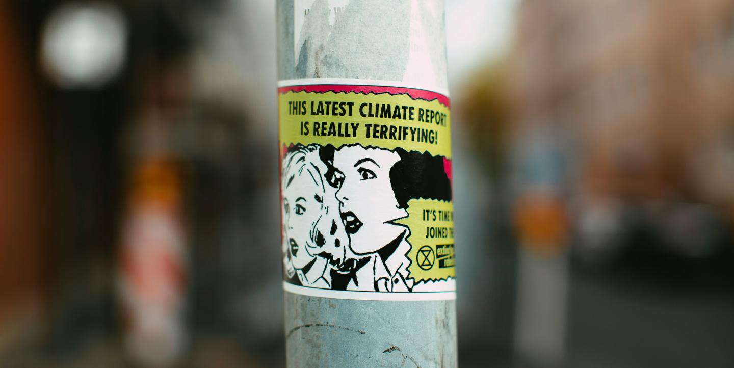 Sticker sur la crise climatique sur un poteau