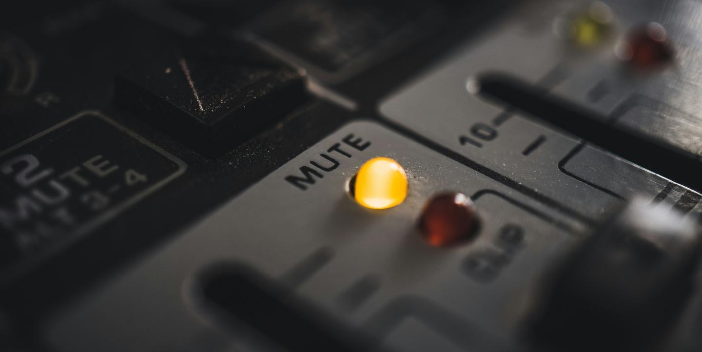 Table de mixage avec le bouton mute allumé