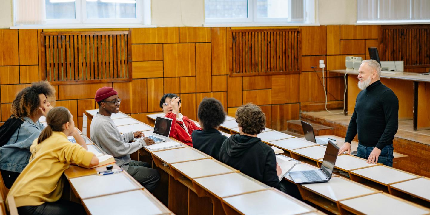 Un professeur devant ses étudiants