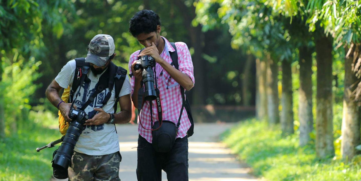 Deux hommes regardant leur appareil photo