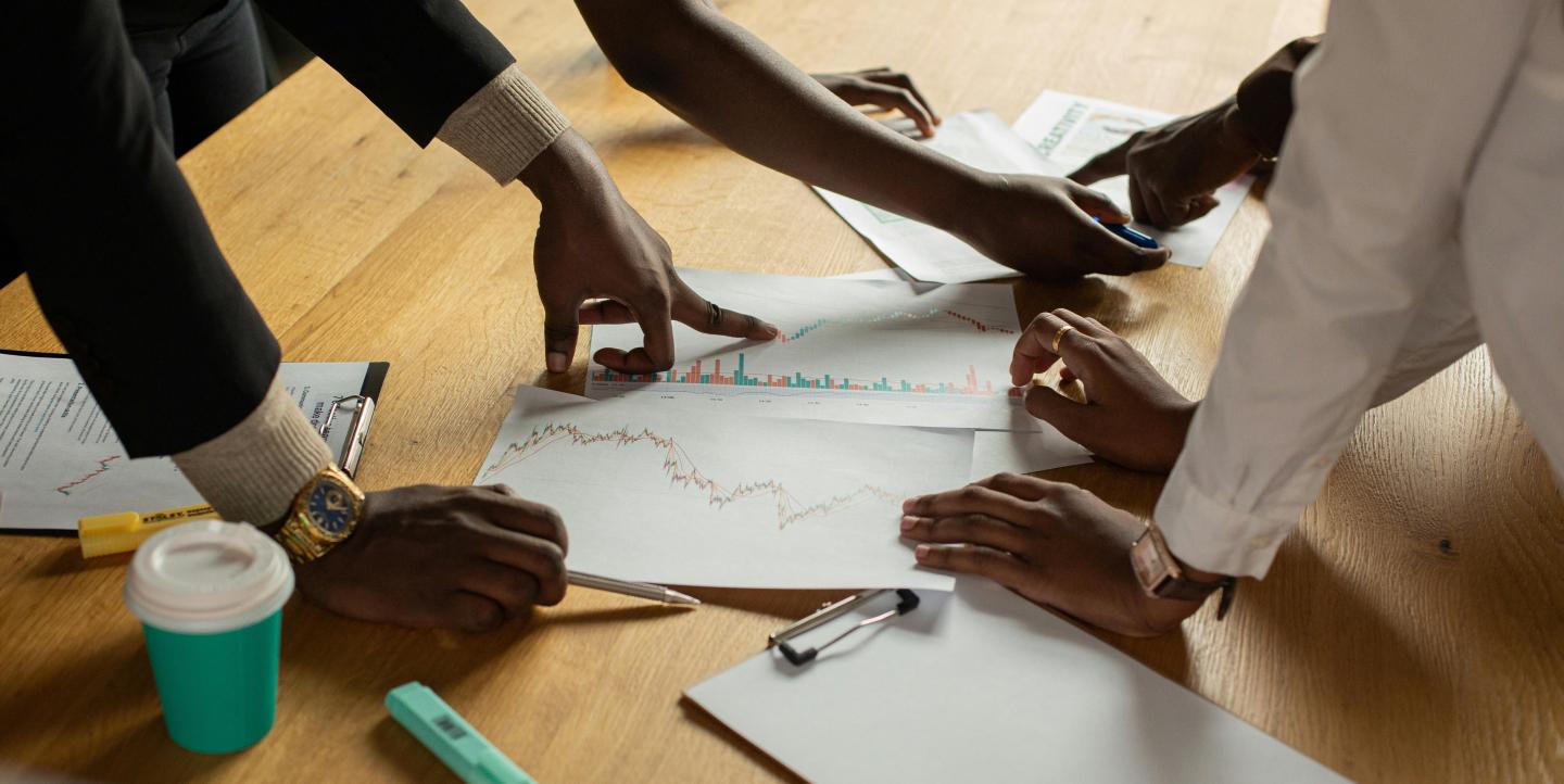 Collègues montrant des données et graphiques