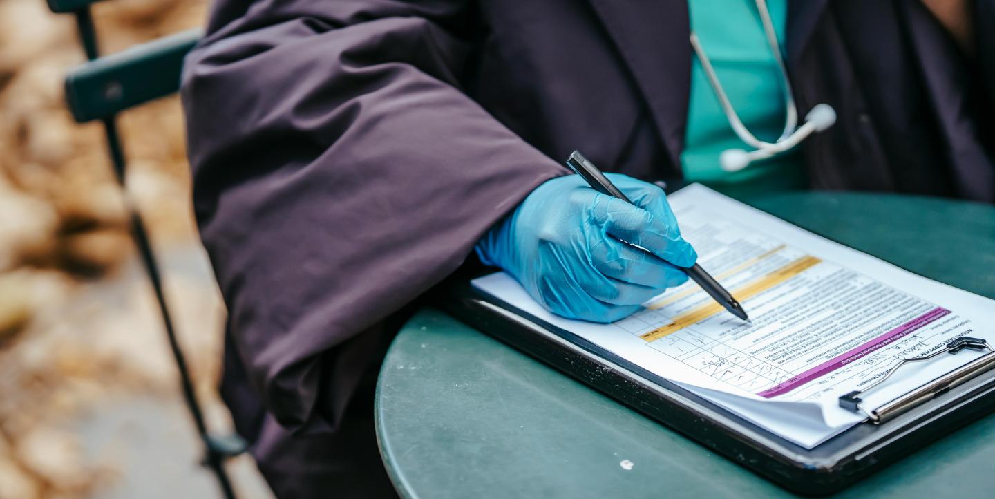 Un docteur remplissant un formulaire de santé