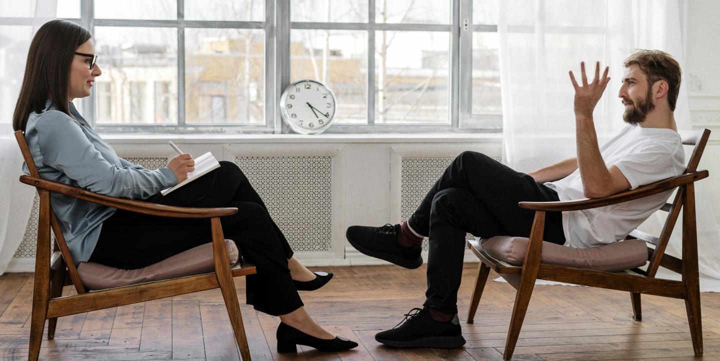 Un homme et une femme en interview TV dans un studio d'enregistrement