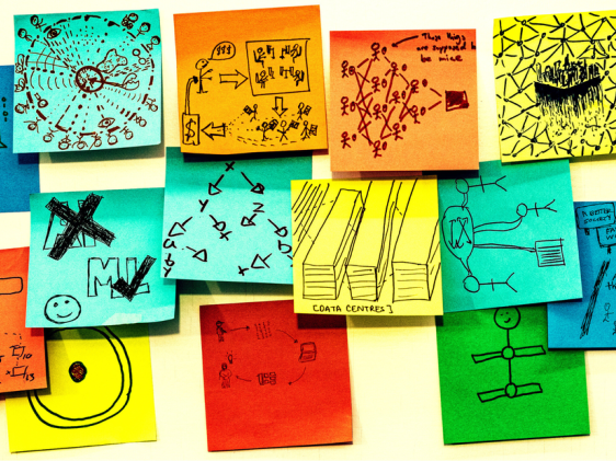 Varias notas adhesivas que representan a la inteligencia artficial en una pizarra