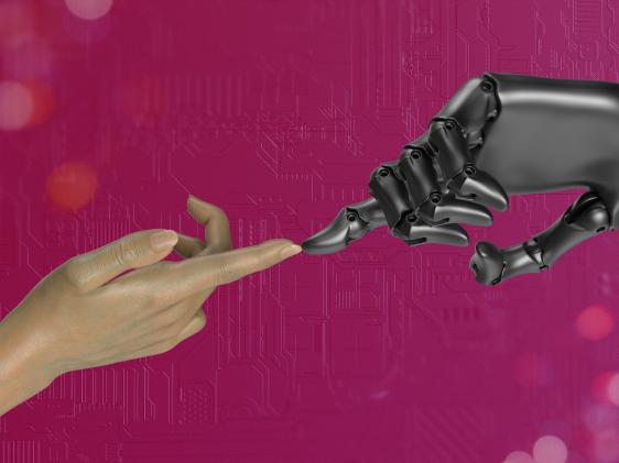 Руки робота и человека тянутся друг к другу и соприкасаются пальцами