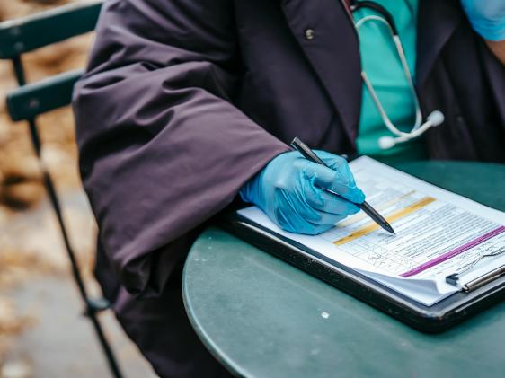 Un docteur remplissant un formulaire de santé