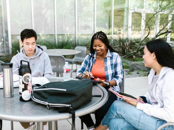 Estudiantes hablando al aire libre