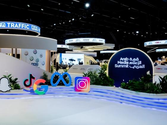 قمة الإعلام العربي 2025: المستقبل بين الحقيقة المحاصرة وخوارزميات لا تشم رائحة الإسبريسو! 