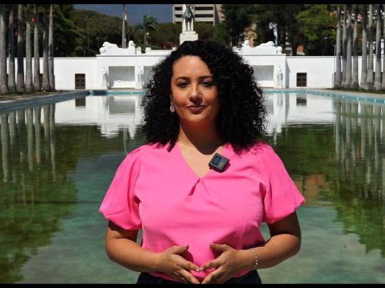 Ana frente a la cámara usando una blusa rosa