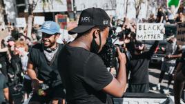 Un photographe pendant une manifestation Black Lives Matter 