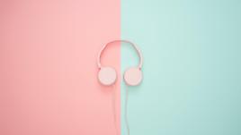 Fone de ouvido com áudio em fundo rosa e azul