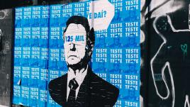 Grafite de rua com Bolsonaro dizendo "E, daí?