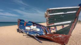 Barco destruído na areia