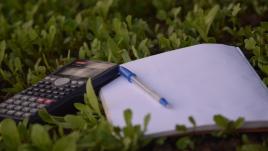 Une calculatrice et un carnet avec un stylo