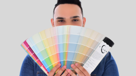 Homem segura paleta de cores