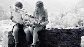 Deux jeunes personnes lisent le journal 