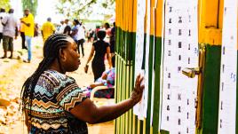 Mujer nigeriana verifica su nombre en el registro de votantes, Lagos