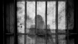 Une silhouette, en prison