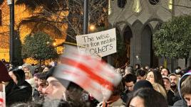 Люди во время протестов в Тбилиси