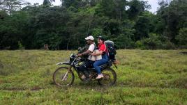 Voces del Guayabero reporter Salomón Bedoya and ECM director Lina Álvarez on a reporting trip in Lejanías, Meta, on March 3, 2023